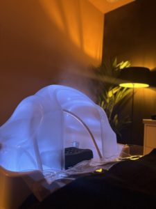 Séance de Head Spa avec massage du cuir chevelu et utilisation du dôme vapeur pour une relaxation profonde.