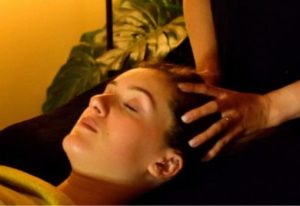 Massage crânien relaxant pour apaiser les tensions et favoriser la détente profonde.